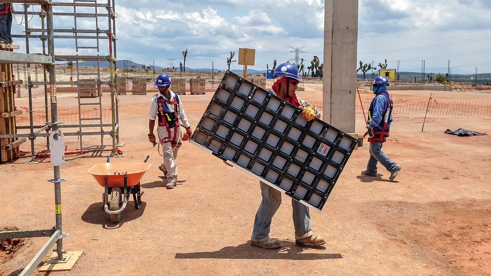 DUO es un verdadero encofrado manual: El panel más grande tiene 90 cm x 135 cm, pesa menos de 25 kg y puede trasladarse sin problemas a mano.