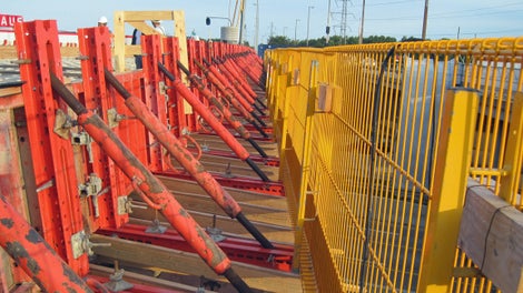 Kantforskalling, langs med broen. <br/>