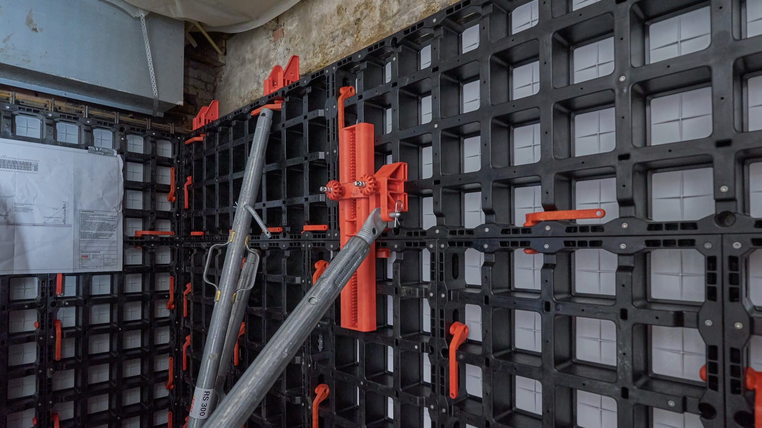 Zowel de panelen- waaronder de bekistingsplaten - en de DUO accessoires zijn gemaakt van technische polymeren. 