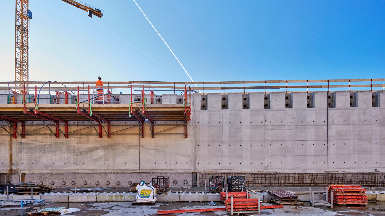 Op maat gemaakte Variokit werkplatformen voor het veilig kunnen aanbrengen van de dek voorspanning en het afwerken van de spankoppen.