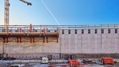 Op maat gemaakte Variokit werkplatformen voor het veilig kunnen aanbrengen van de dek voorspanning en het afwerken van de spankoppen.