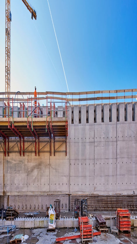 Op maat gemaakte Variokit werkplatformen voor het veilig kunnen aanbrengen van de dek voorspanning en het afwerken van de spankoppen.