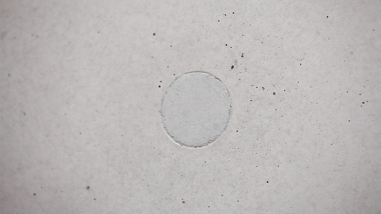 使用派利拉杆系统施工获得的美观、密封的拉杆孔。