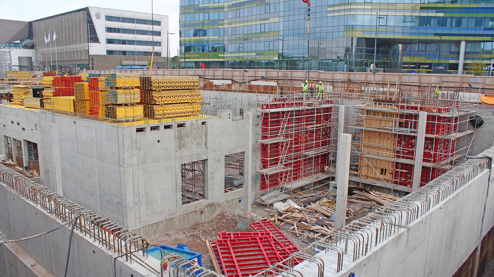 Keskustakirjasto rakentuu erittäin merkittävälle paikalle Helsingin ydinkeskustaan, Töölönlahden alueelle. Paikka on Töölönlahden viimeisiä rakentamattomia tontteja.