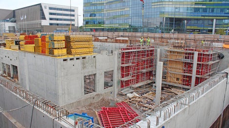 Keskustakirjasto rakentuu erittäin merkittävälle paikalle Helsingin ydinkeskustaan, Töölönlahden alueelle. Paikka on Töölönlahden viimeisiä rakentamattomia tontteja.