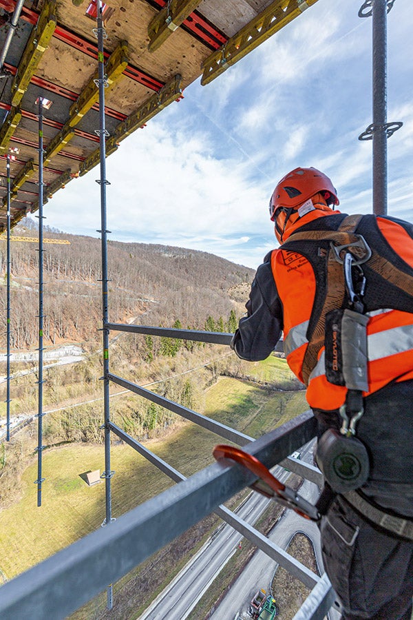 Mit sicheren, aufeinander abgestimmten Arbeitsabläufen konnten Termine ohne bauverzögernde Unterbrechungen gehalten werden. Die hohe Arbeitssicherheit begünstigte sowohl die Schalungs- und Gerüstmontage als auch die spätere Nutzung in großer Höhe.
