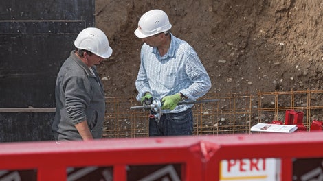 Die kompetente Einweisung auf der Baustelle durch PERI Fachberater Richard Wetzel sorgt dafür, dass die Systemvorteile von Anfang an genutzt werden können.