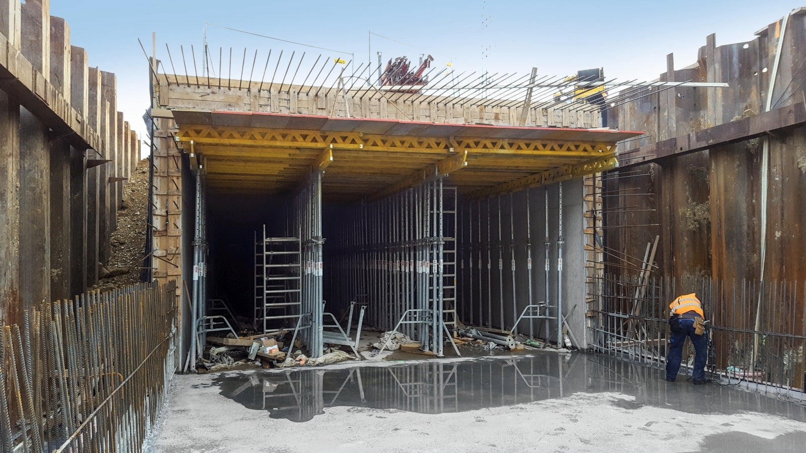 Doprava karosérií je vyriešená objektom Heberhaus do podzemia a tunelom dĺžky 120 m do objektu novej výrobnej haly