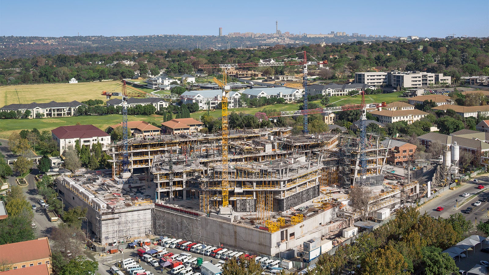 Un edificio dalle forme futuristiche a 10 piani, oltre ai 7 interrati, per una superficie calpestabile pari a 200,000 m²