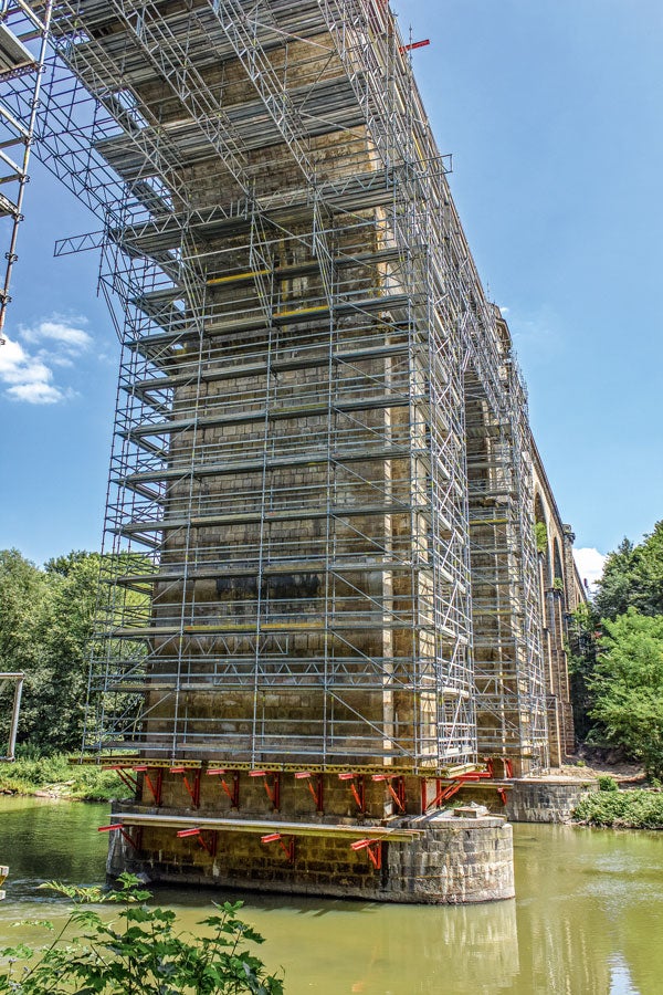 Zadanie polegało na gruntownym oczyszczeniu całej kamiennej elewacji, w tym łukowych przęseł nurtowych o rozpiętości 22 m i wysokości 21 m.
