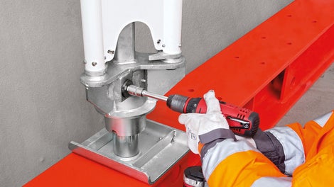 PERI Schwerlaststütze HD 200 - auch bei 20 t Last kann dank des Absenkgetriebes leicht und kontrolliert um 10 cm abgesenkt werden.<br/>