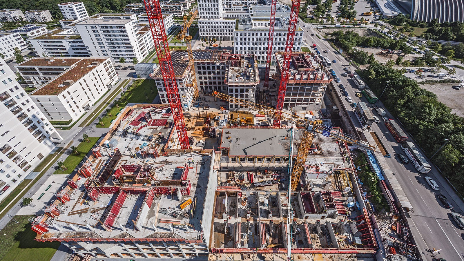 During the construction of the residential and commercial building complex close to Munich’s city center, PERI’s comprehensive formwork and scaffolding solutions provided both safety and efficiency.