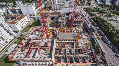 During the construction of the residential and commercial building complex close to Munich’s city center, PERI’s comprehensive formwork and scaffolding solutions provided both safety and efficiency.