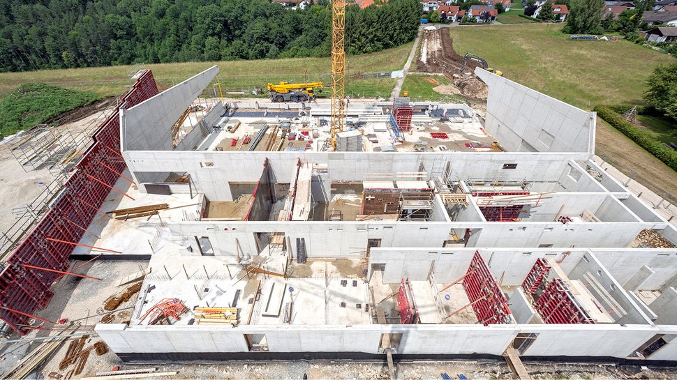 Nach nur 6 Monaten Rohbauzeit soll die neue Dreifachhalle bereits ab Frühjahr 2013 für den Schulund Vereinssport zur Nutzung bereit stehen.