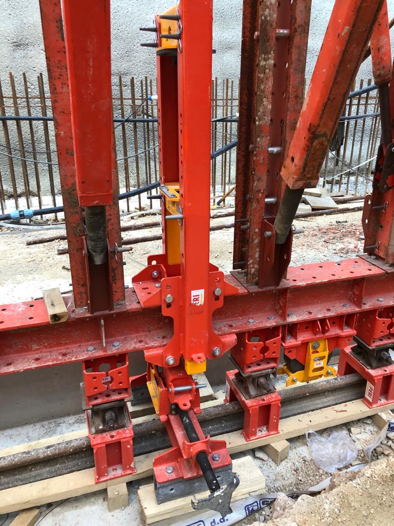 VTC okvir za podizanje i spuštanje krletke te kotači za pomicanje željezničkim šinama.