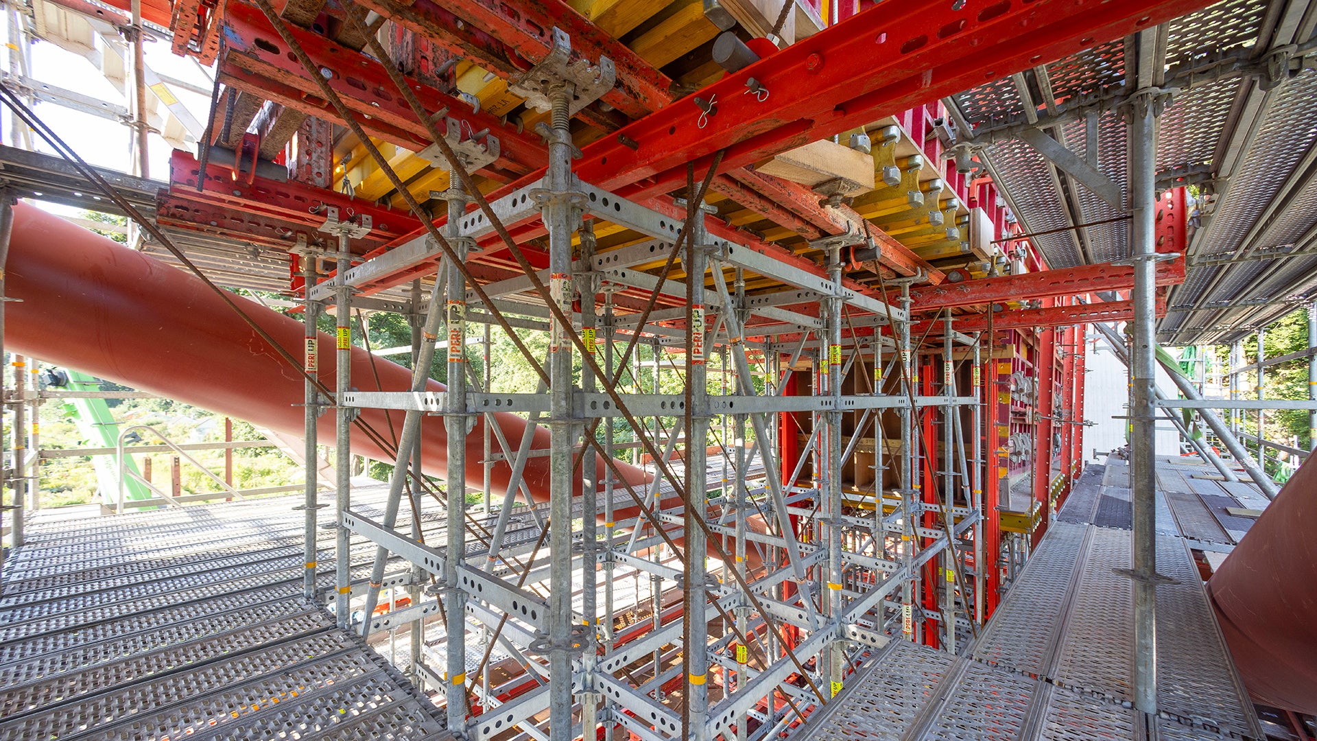 Die gesamte Voutenschalung wird innerhalb der Tragkonstruktion bereits am Boden montiert und die Bewehrung in die Schalung eingebracht.