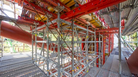 Die gesamte Voutenschalung wird innerhalb der Tragkonstruktion bereits am Boden montiert und die Bewehrung in die Schalung eingebracht.