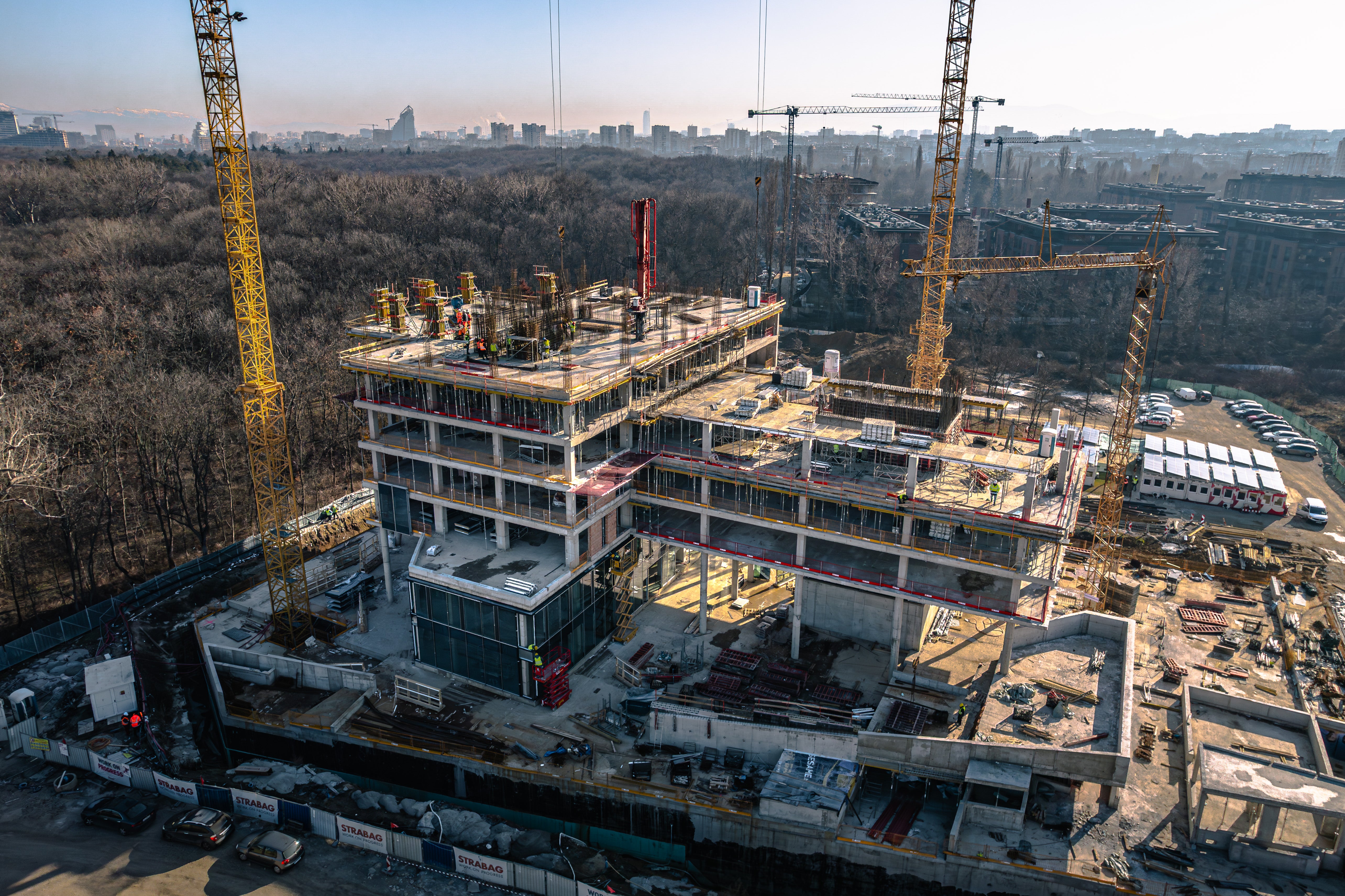 Общ изглед на обекта в напреднал етап на изпълнение с видими кофражни системи и организация на строителния процес.