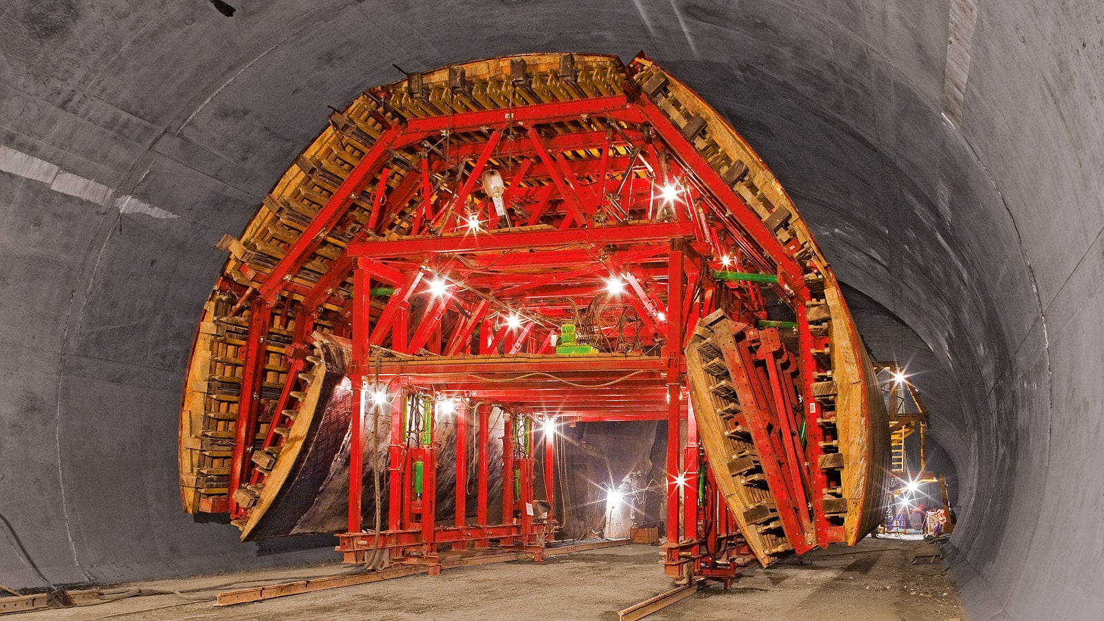 Moving through the reduced standard cross-section resulted in lowering the formwork carriage construction by more than 1 m and folding up at the sides for a width of around 10 m.