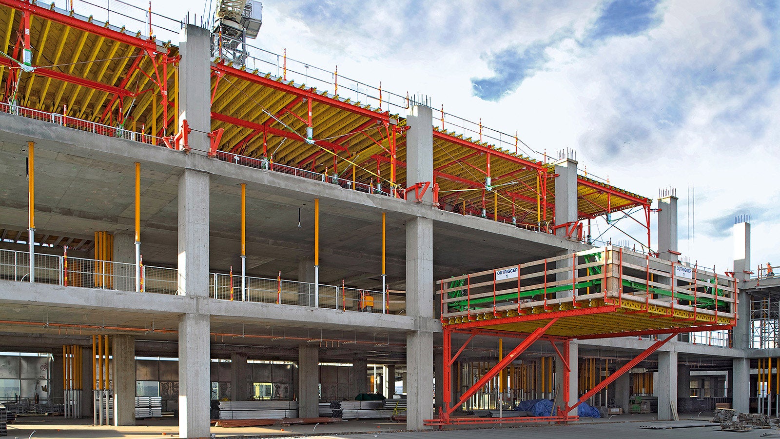 材料转运平台由派利公司系统组件组成，能够快速将台模转运至下一楼层