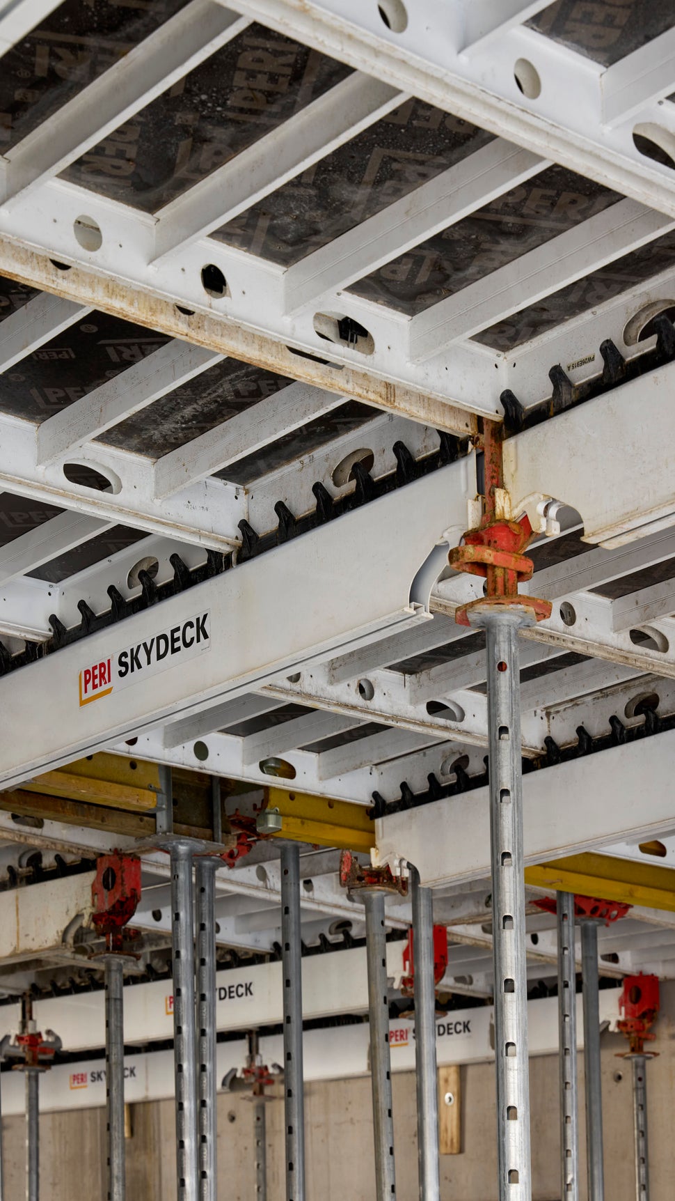 De vloeren van blok A worden bekist met behulp van SKYDECK.