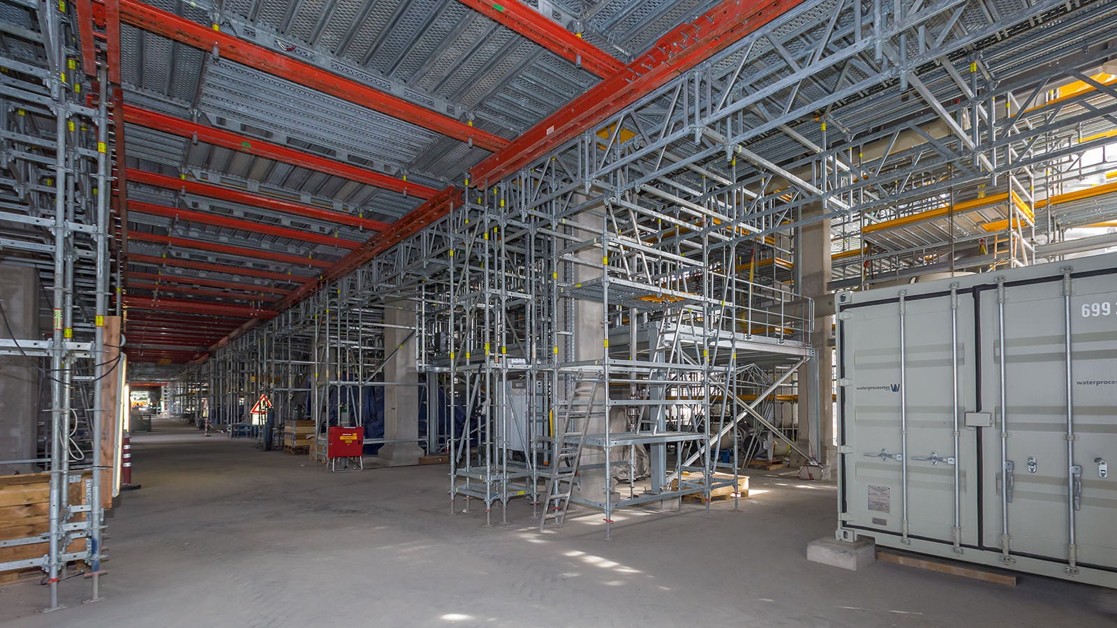 The PERI UP Flex modular scaffolding and the VARIOKIT modular construction system can be ideally combined for realising bridging and passageways.