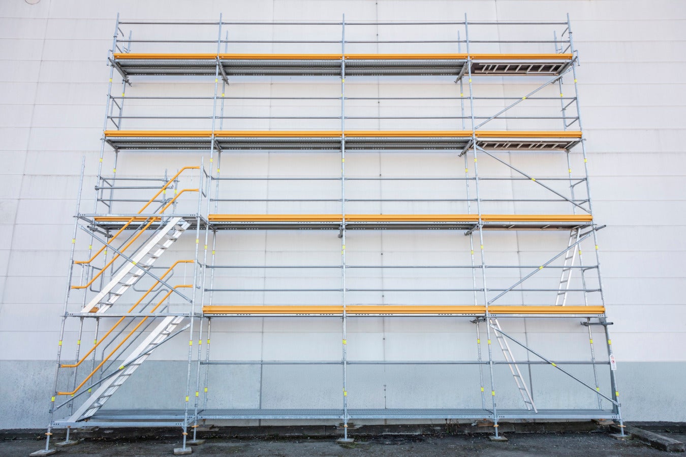 Přímá montáž na fasádní lešení pomocí s integrovanými styčníky lešení.