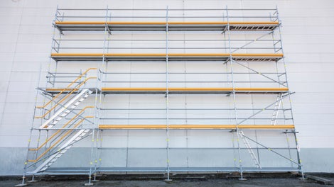 Přímá montáž na fasádní lešení pomocí s integrovanými styčníky lešení.