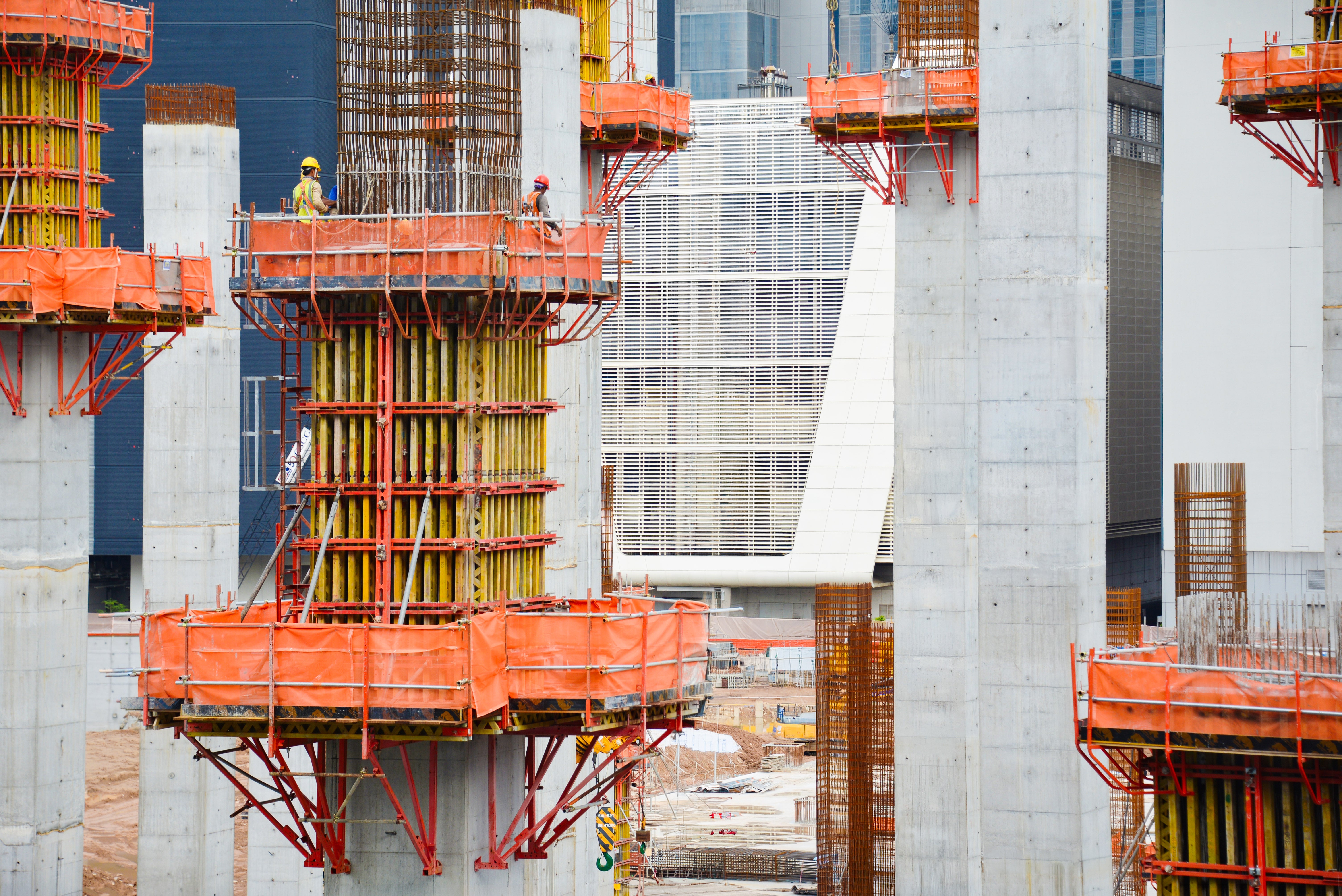 VARIO GT24 Column Formwork System comes complete with safe and reliable working platforms