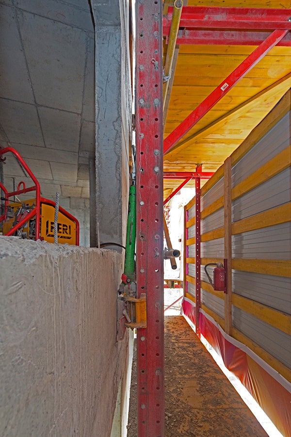 Гидроцилиндр легко монтируется одним человеком. Универсальный подъемный башмак зацепляется автоматически за перемычку вертикальной направляющей и работает как предохранитель. 