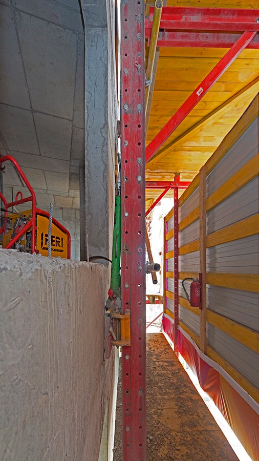 Гидроцилиндр легко монтируется одним человеком. Универсальный подъемный башмак зацепляется автоматически за перемычку вертикальной направляющей и работает как предохранитель. 