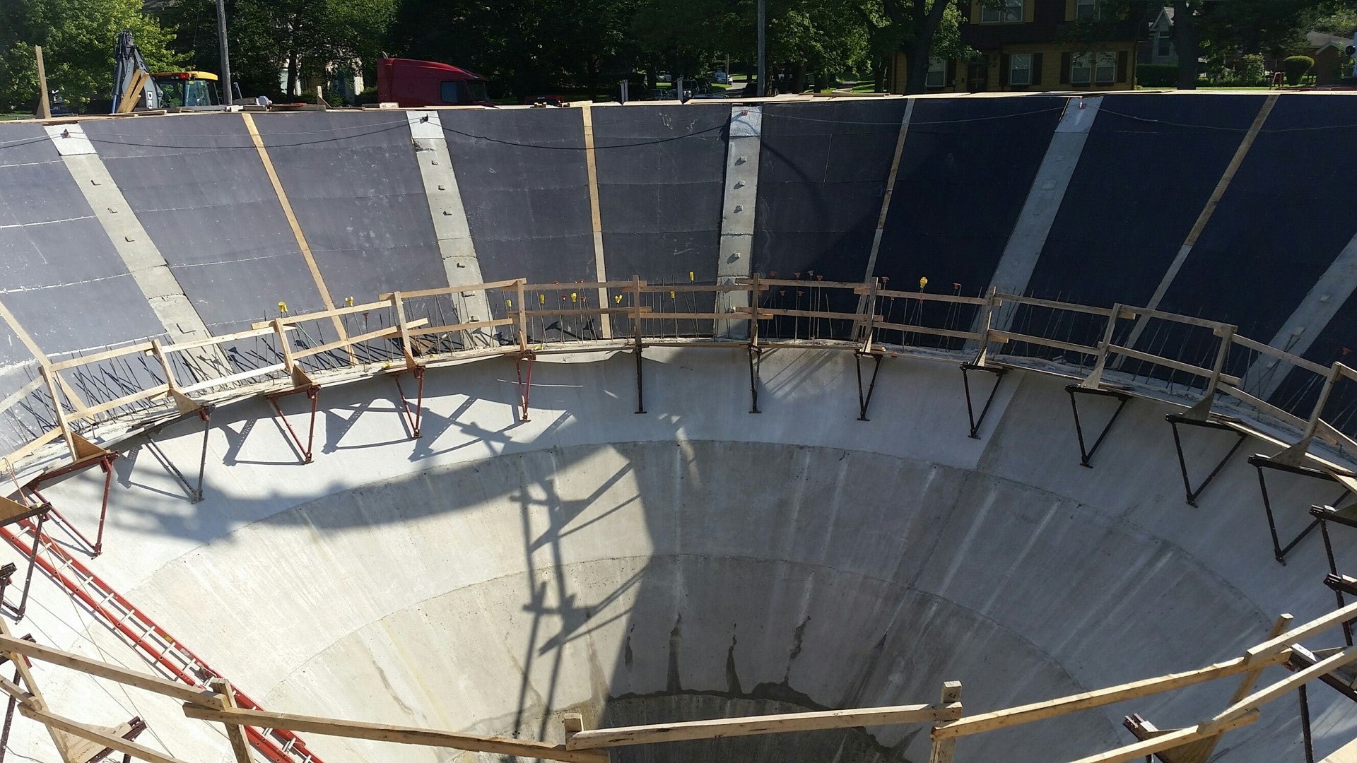 The sloped slabs of the water treatment plant required a highly flexible formwork system