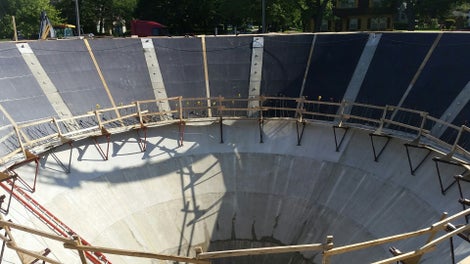 The sloped slabs of the water treatment plant required a highly flexible formwork system