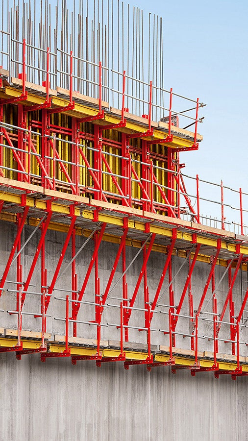 An essential element of the PERI solution is the new SCS climbing system – easy to handle and for transferring high loads.