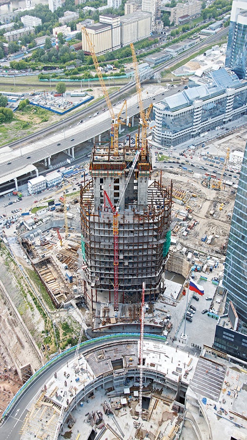 Ядро башни возводилось без использования крана и с опережением строительства перекрытий на 3 этажа.