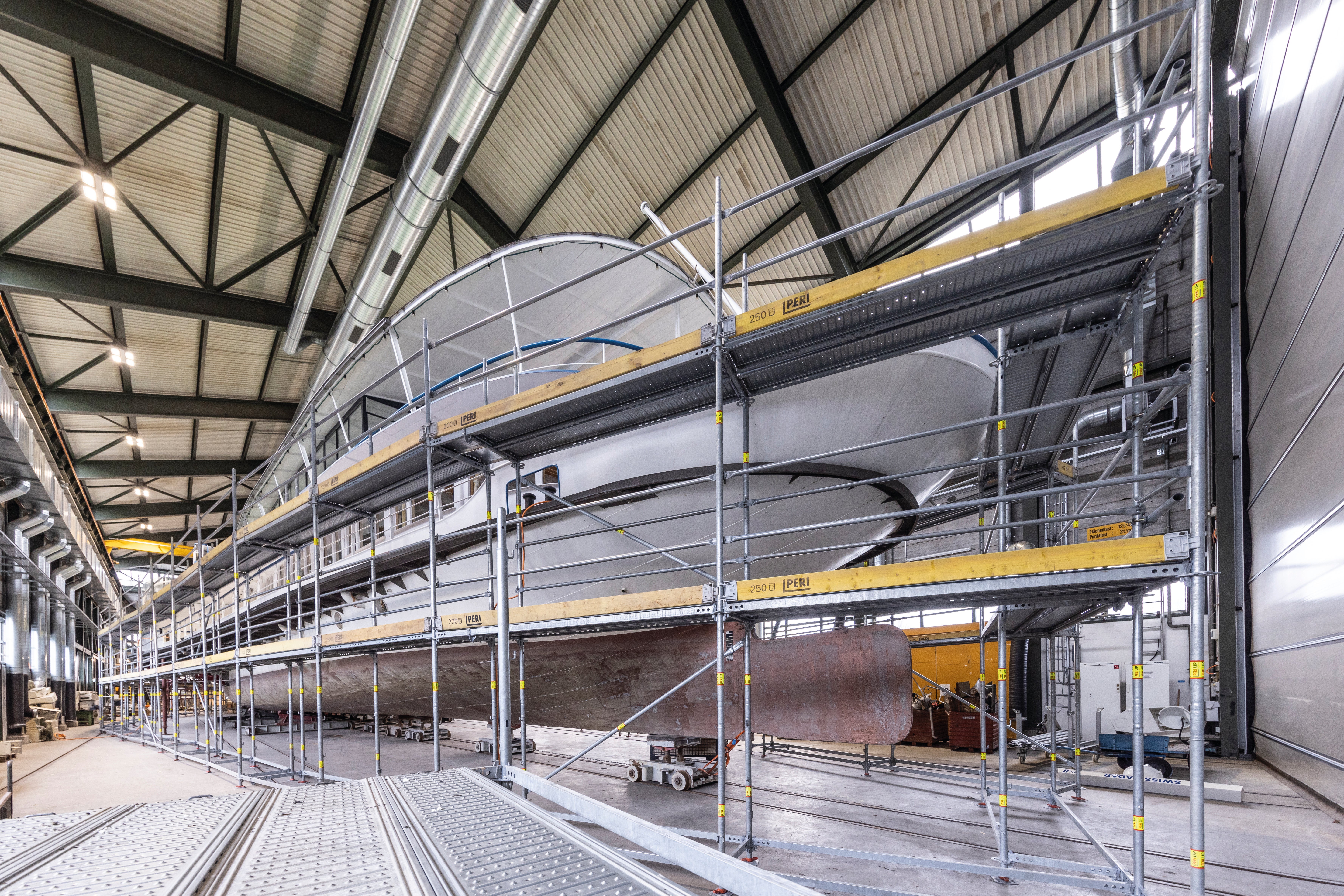 With the vertical building method of PERI UP Facade Scaffold, it is possible to effortlessly adjust the scaffolding to the ship’s geometry.<br/>(Photo: PERI SE)