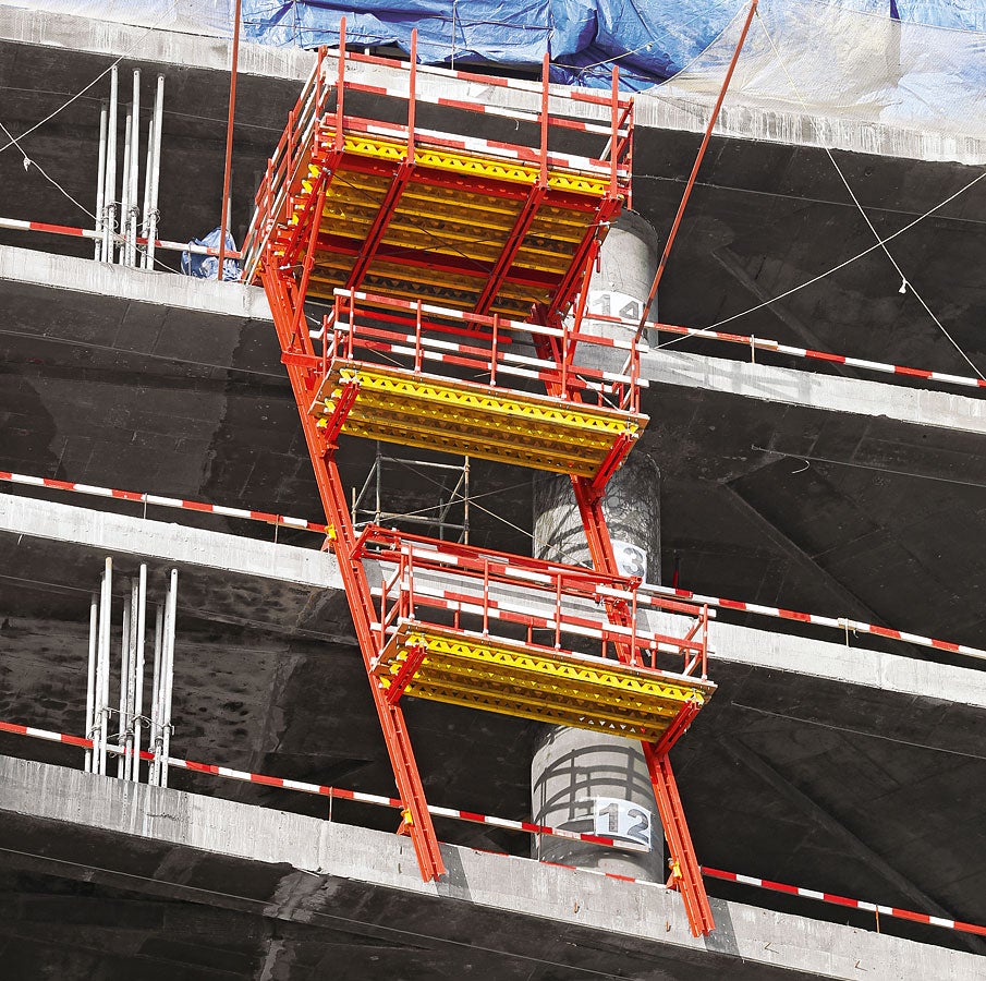 Even the landing platforms are rail-climbed – and without any crane support due to the use of the mobile RCS climbing hydraulics.