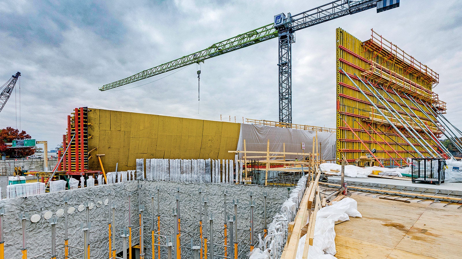 Lisaks spetsiaalselt projekti jaoks tehtud lahendustele läksid töösse ka standardsed PERI lahendused.<br/>(Foto: PERI GmbH)<br/>