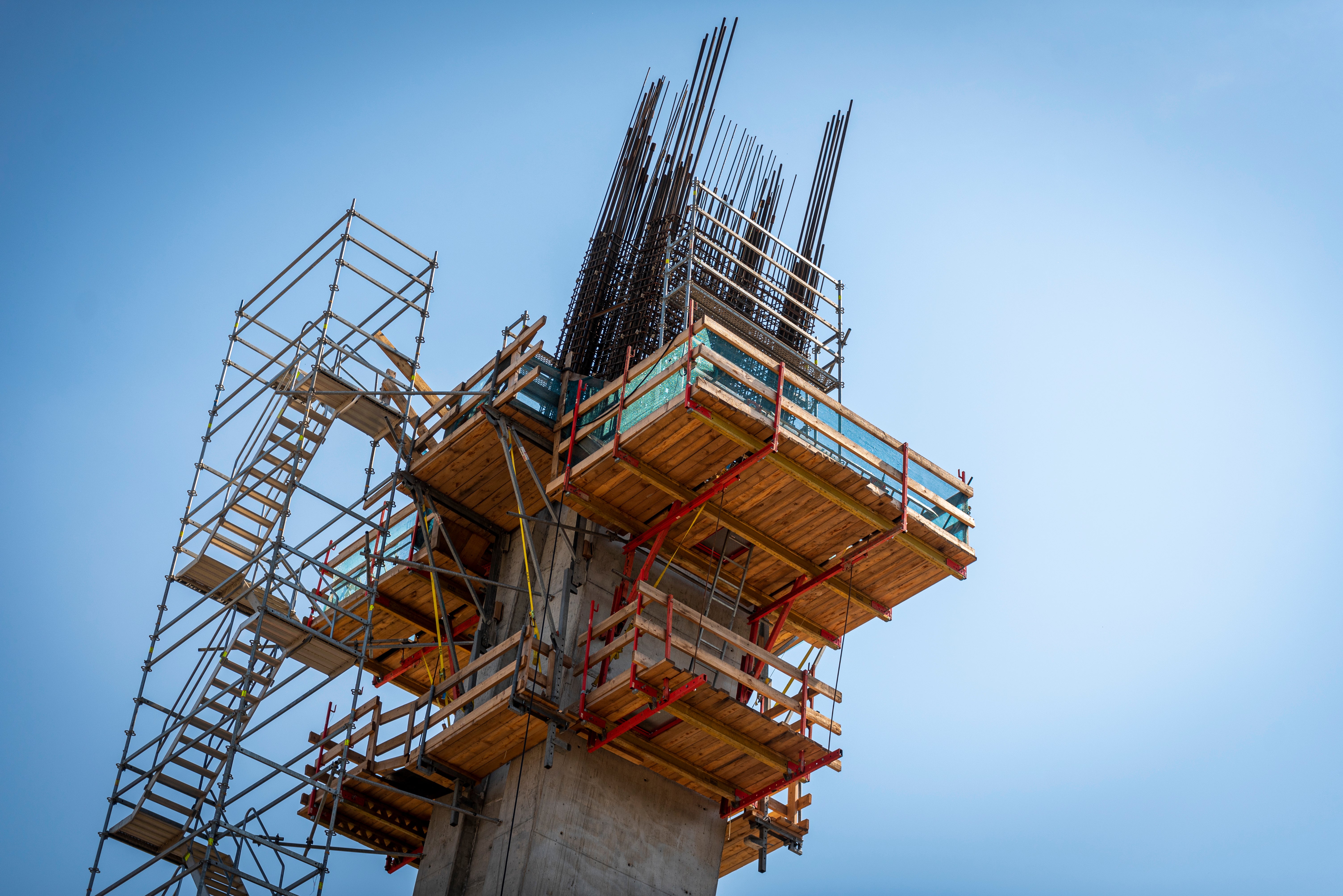 A pilonszárak kivitelezésénél PERI SCS kúszó konzolrendszert alkalmaztak (ilyeneket használtak a Panama-csatorna rekonstrukciójakor is), FB-180 konzolokon álló, direkt erre a feladatra szerelt VARIO falzsalu táblákkal. (Fotó: Bernát Benjámin/Magyar Építők)