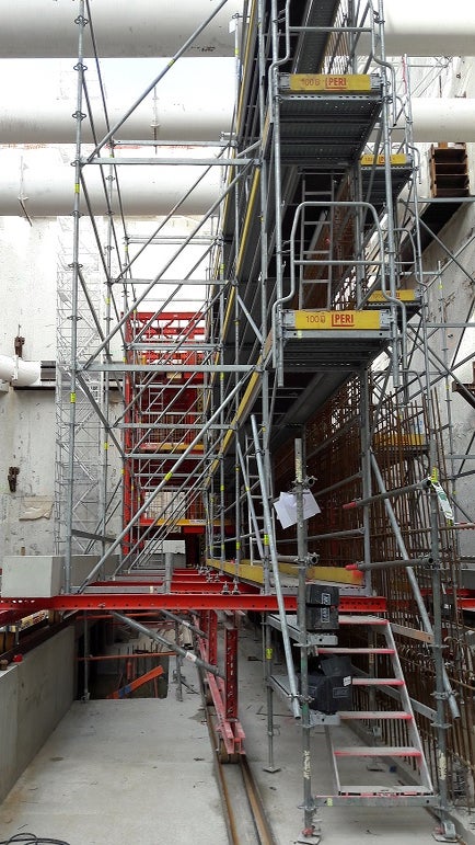 Portique d'échafaudage PERI UP Flex/Easy utilisé pour le ferraillage des voiles à l'avancement