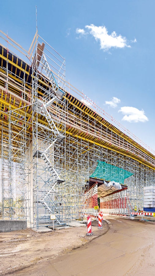 U priobalnom području kao rješenje nosive skele primjenjuje se PERI UP Rosett Flex nosivi sistem s prolaznim vratima složenim od HD 200 podupirača za teška opterećenja. Zahvaljujući sistemskom rasteru od 25 cm odn. 50 cm pozicije držača fleksibilno se prilagođuju opterećenjima koja se izvode. PERI UP Rosett aluminijska stepeništa služe kao siguran pristup za gradilišno osoblje.