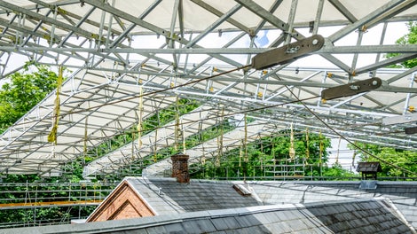 Overdækning er kranet og monteret over bygningen, og her ses hanebåndene, som sikrer at kasetterne ikke synker på midten når spændet er så langt.