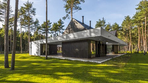 In the shade of tall pine trees, a private residence in Viimsi, Estonia, stands out on account of its contrasting architecture. The combination of timber and high-quality architectural concrete blends seamlessly with the landscape and reflects the owner’s passion for distinctive concrete structures. Due to the high demands placed on the quality of the architectural concrete and the level of field service required, the customer opted to collaborate with PERI.