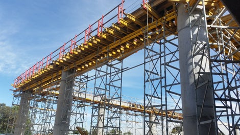 Con las Torres de carga ST-100 y el sistema Multiflex se soportaron las vigas perimetrales en la zona de Parking de la estación Tunal.