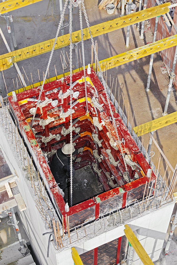 Die MAXIMO Schachtecke ist eine 90° Innenecke und dient zugleich als Ausschalelement. Beim Lösen der Schachtecken und Ziehen mit dem Kran entsteht ein Ausschalspiel von 35 mm an jeder Seite.