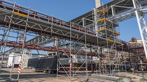 Die spaltfreien Beläge mit rutschfesten Oberflächen ermöglichten einen nahtlosen Zugang auch bei beengten Platzverhältnissen.<br/>(Foto: PERI CZ)<br/>