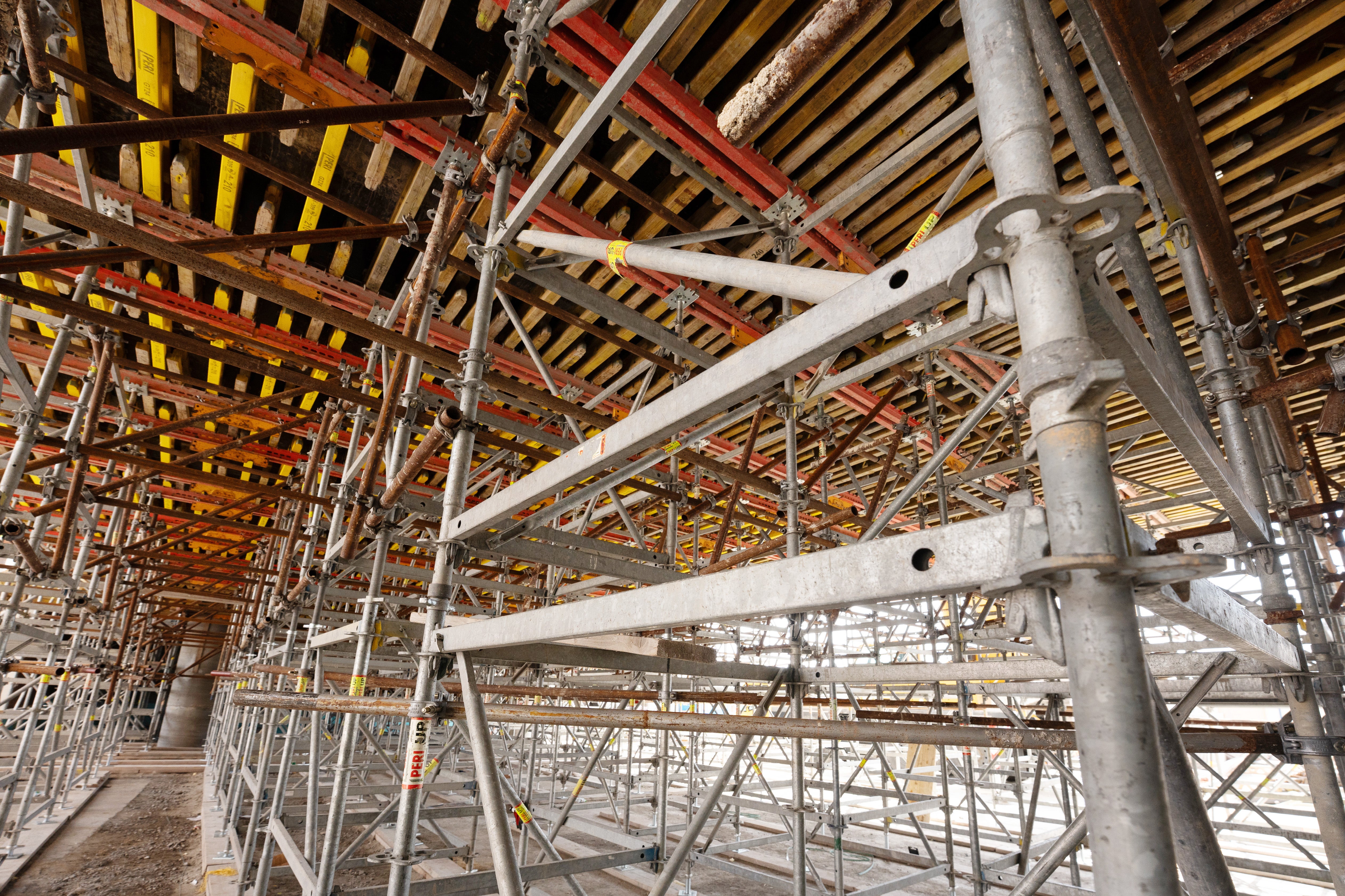 Системата VARIOKIT в комбинация с PERI UP поема общо натоварване от около 850 t бетонна конструкция.