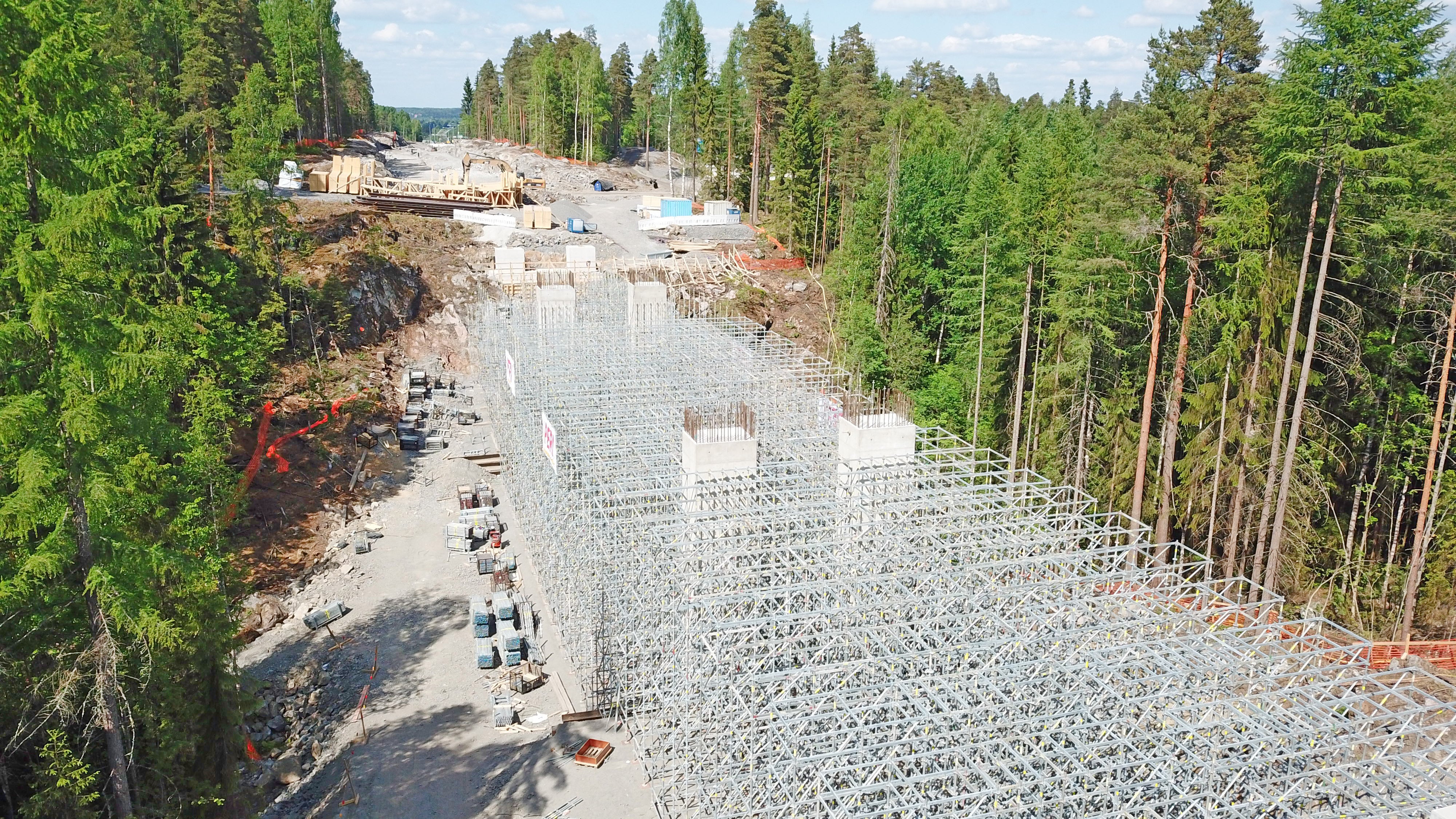 PERI UP Flex -tuentatelineiden asennus hyvässä vauhdissa.