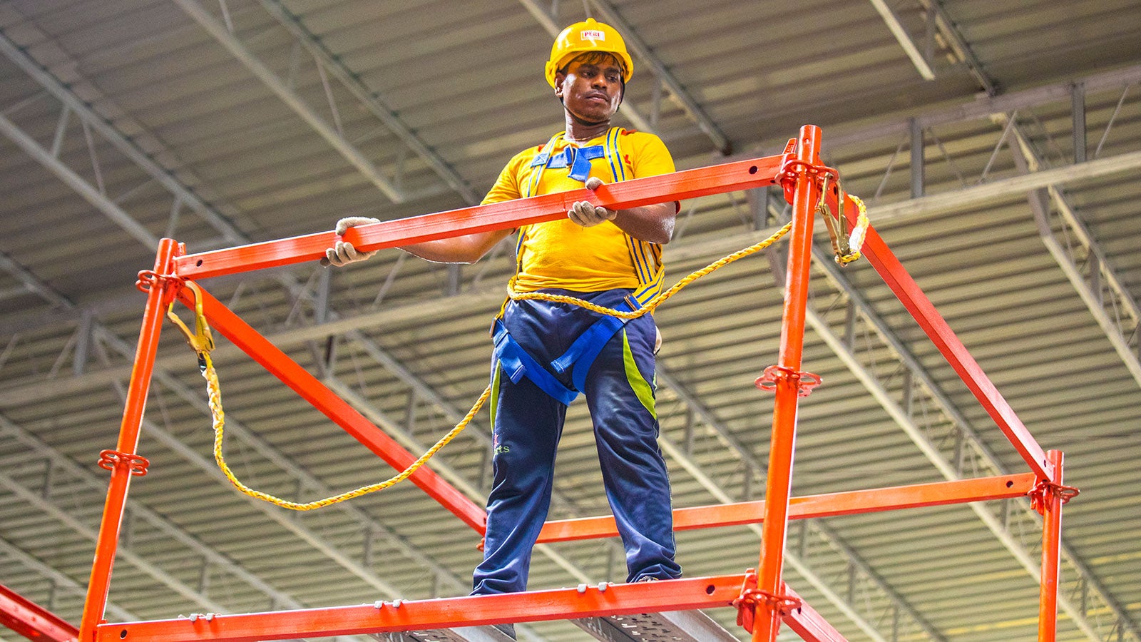 Above the decking it is used as guardrail. On the level of the decking, the same ledger serves as support for the decks. This means the number of different components is reduced.