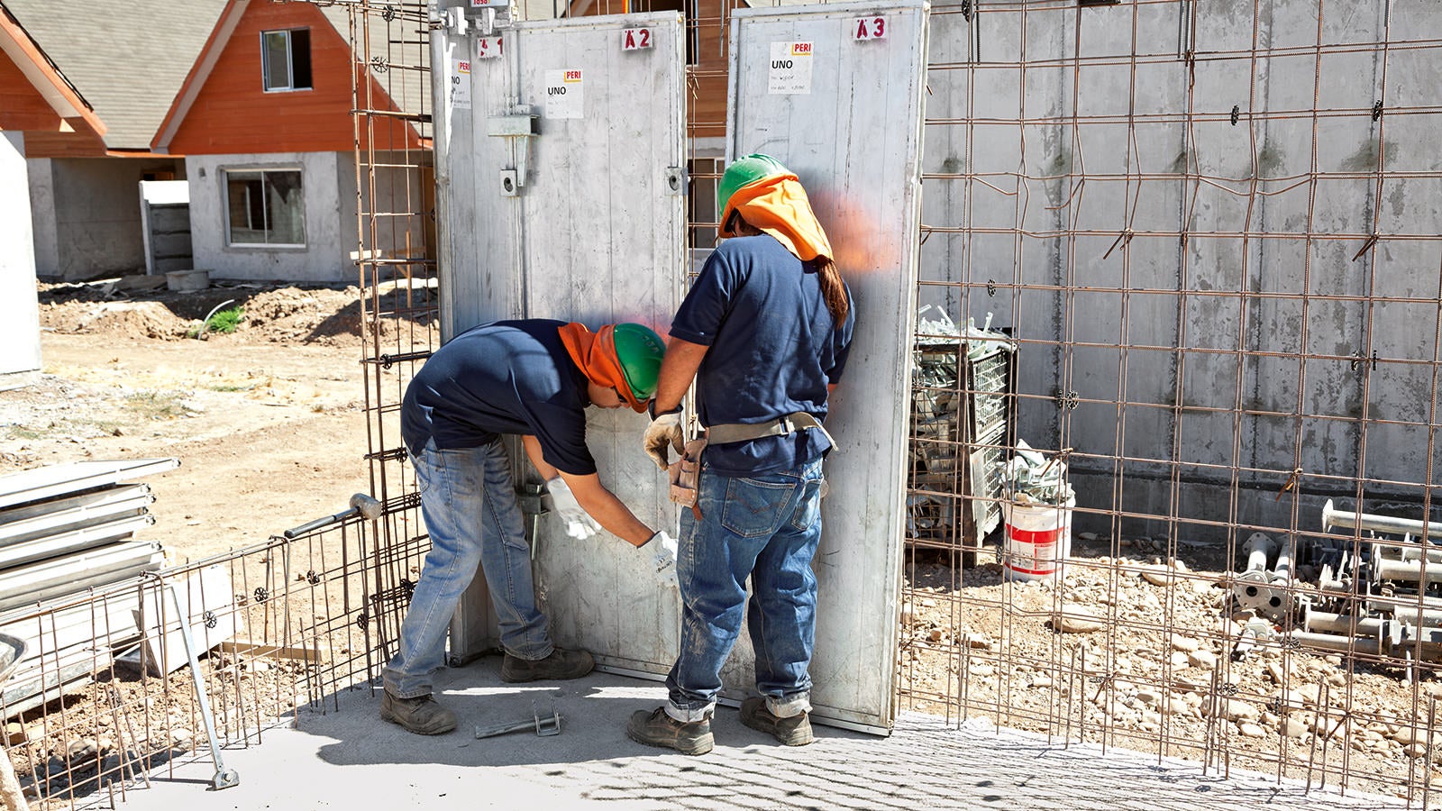 The UNO wall elements can be placed by hand and connected with wedge couplers. The wall elements can even be struck before the slab and therefore can be immediately moved to the next house.